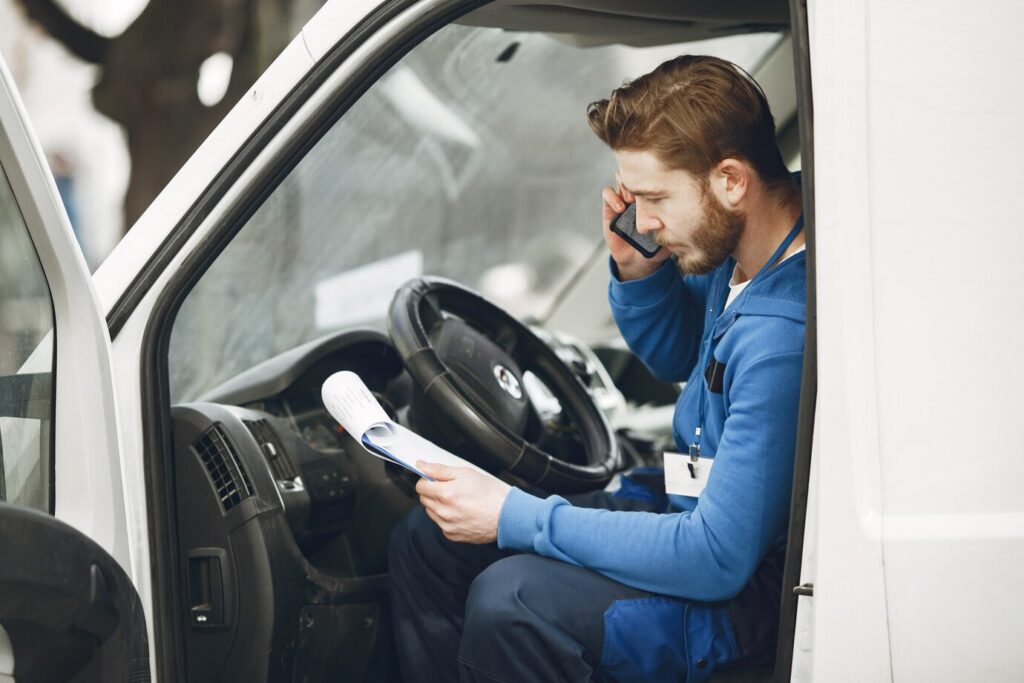 hombre camion chico uniforme repartidor hombre portapapeles 1157 46190